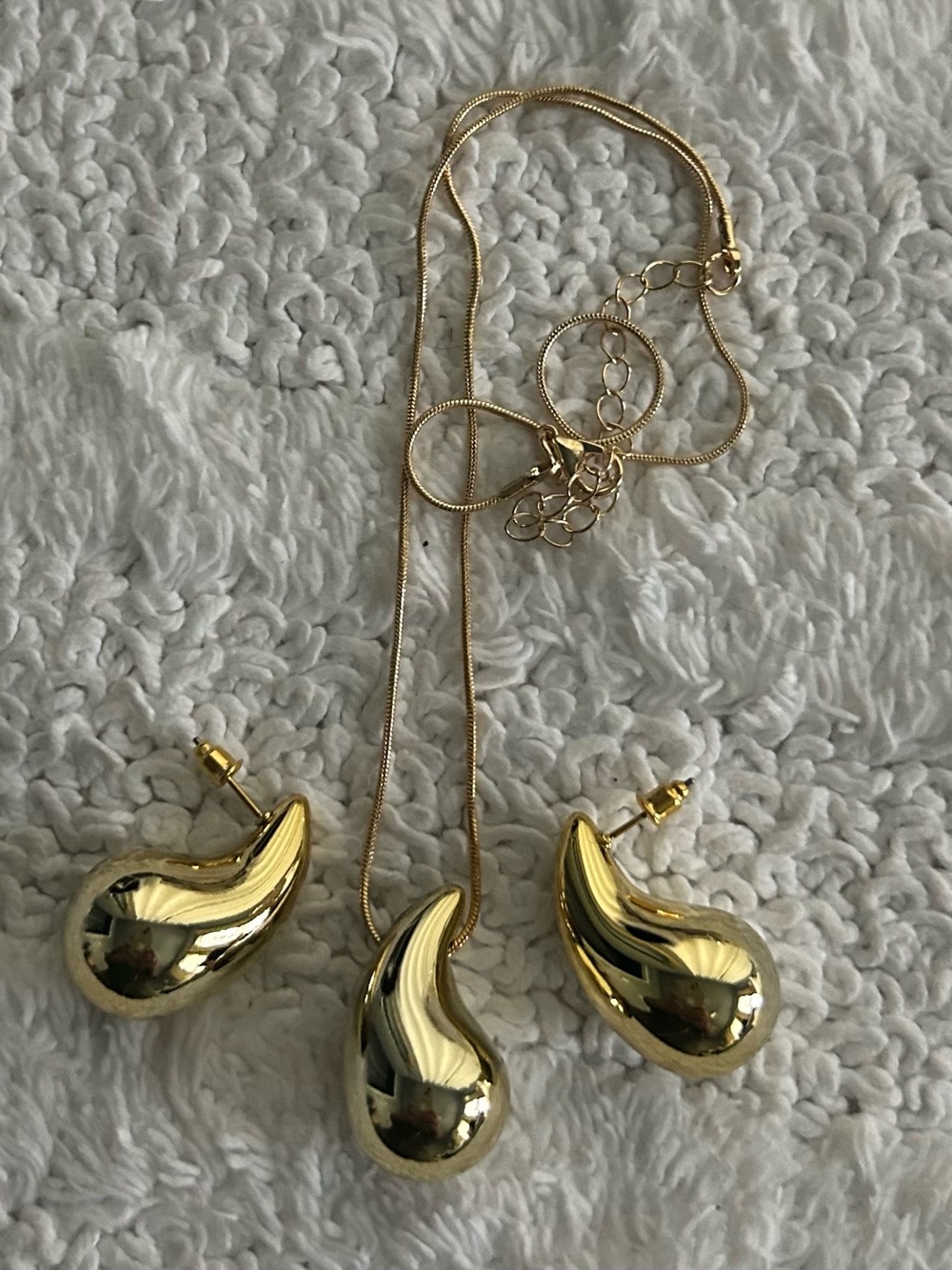 Gold Teardrop Pendant Necklace and Earrings Set